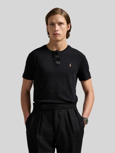 Männermodel trägt Regular Fit T-Shirt aus reiner Baumwolle von Polo Ralph Lauren in Schwarz mit Logo-Stitching, Ganzkörperansicht von vorne.