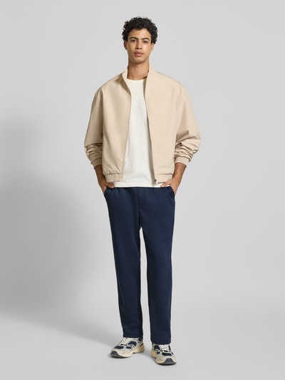 Männermodel trägt dunkelblaue Sweatpants mit Baumwoll-Anteil Modell 'KANE BRADLEY' von JACK & JONES, Gerade Passform, Ganzkörperansicht von vorne.