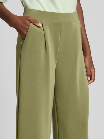Kobiece model prezentuje Regular Fit Culotte aus Modal-Mix od s.Oliver RED LABEL, efekt: jednolity kolor, krój regular fit, elastyczny ściągacz, wpuszczane kieszenie, wykończenie materiału scuba, mieszanka modalu, detaliczne ujęcie przodu pasa i kieszeni, zbliżenie na górną część nóg.