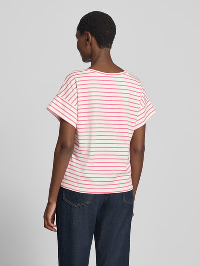 Männermodel trägt Relaxed Fit T-Shirt aus reiner Baumwolle von s.Oliver RED LABEL, biało-czerwone paski, prosta faktura, Ganzkörperansicht Rückansicht.