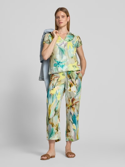 Frauenmodel trägt Regular Fit Bluse aus Viskose im Allover-Look von Betty Barclay, bunte Farben, weiche Textur, Ganzkörperansicht von vorne. Rückenlänge bei Größe 36: 61 cm, Ärmellänge bei Größe 36: 13 cm, V-Ausschnitt.