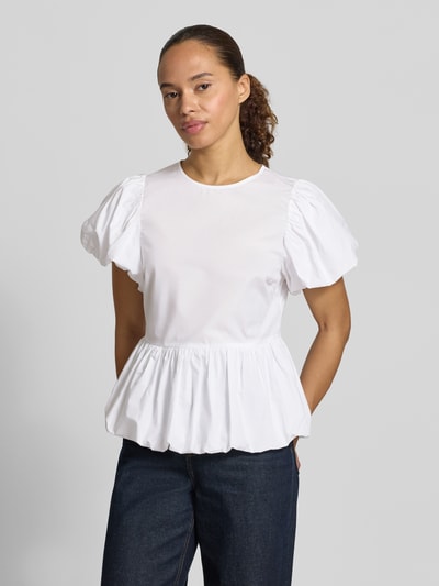 Modelka kobieca nosi Blusenshirt mit Puffärmeln von Copenhagen Muse, biała bawełna, krój slim fit, okrągły dekolt, bufiaste rękawy, marszczenia, zamek z tyłu, długość pleców 58 cm, długość rękawa 18 cm, widok całej sylwetki z przodu