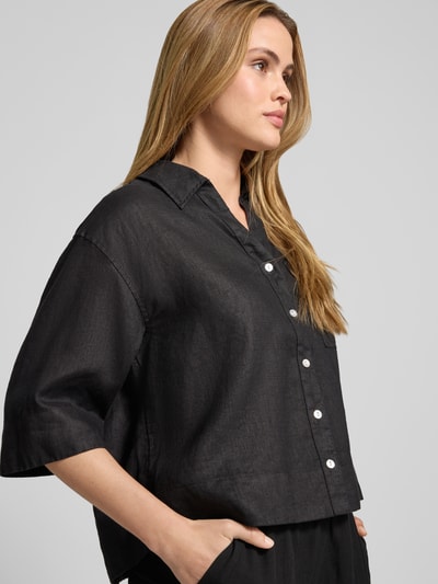 Frauenmodel trägt Regular Fit Leinenbluse mit Brusttasche Modell 'Flippa' von OPUS, reine Leinen, Hemdblusenkragen, V-Ausschnitt, Nahaufnahme Oberkörper.