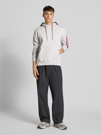 Alpha Industries Bluza z kapturem, kieszenią kangurką i boczną kieszenią na zamek błyskawiczny Jasnoszary 1