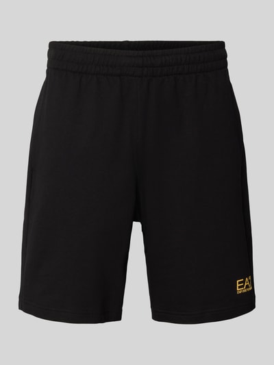 Produktfoto, Shorts mit elastischem Bund und Logo von EA7 Emporio Armani in Schwarz aus reiner Baumwolle mit gelbem Logo, Regular Fit, glatte Textur, Vorderansicht.