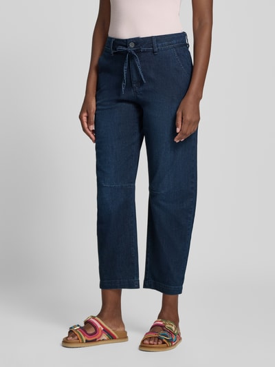 Vrouwenmodel draagt Barrel Fit Jeans met Franjes en Vetersluiting van Buena Vista, mix van katoen en lyocell, steekzakken, donkerblauw, binnenbeenlengte maat S 68 cm, bandwijdte maat S 38 cm, voorkant volledige lichaamsperspectief.