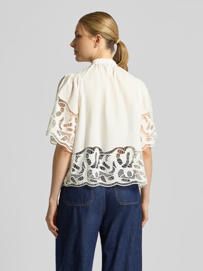 Frauenmodel trägt Regular Fit Bluse mit Spitze Modell 'LINDA' von SUNCOO PARIS aus reiner Baumwolle, Rückenansicht, helle Farben, strukturierte Spitze.