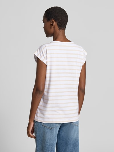 Frauenmodel trägt Damen T-Shirt mit Motiv-Print Modell 'Fenjal' von FREE/QUENT aus Bio-Baumwoll-Elasthan-Mix, Regular-Fit, Rückenlänge bei Größe S 63 cm, Rückenansicht.