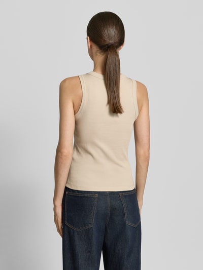 Frauenmodel trägt Slim Fit Tank Top aus Baumwoll-Mix Modell 'SMILE CAISA TANK TOP' von Vero Moda in Optik: Unifarben, Feinripp-Struktur, Motiv-Stitching, Farbe Beige, Ganzkörperansicht Rückansicht.