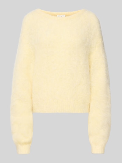 Produktfoto, Strickpullover mit gerippten Abschlüssen Modell 'NIBY' von American Vintage, kolor kremowy, melanż, tekstura dzianiny, luźny krój, okrągły dekolt, mieszanka alpaki ze stretchem, długość tyłu 56 cm, długość rękawa 65 cm