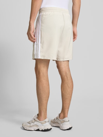 adidas Sportswear Korte broek met labelstitching en elastische band Zand - 5