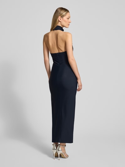 Kobieta prezentuje Slim Fit Maxikleid mit Stehkragen od Laona, granatowy kolor, krój slim fit, stójka, wiązanie na szyi, zapięcie na haftkę, bez rękawów, długość tyłu w rozmiarze 36: 144 cm, szerokość w rozmiarze 36: 33 cm, długa sukienka, widok całej sylwetki z tyłu.