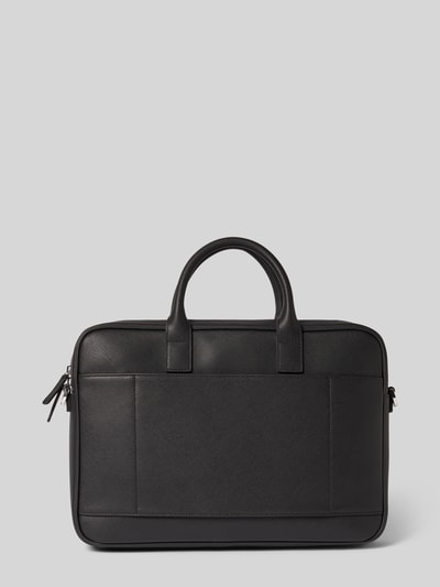 Produktfoto, Laptoptasche mit Label-Detail und Schulterriemen von Emporio Armani in Schwarz, sichtbares Außenfach, Tragehenkel, Lederstruktur, Maße ca. 37x26x6 cm, Länge Schulterriemen ca. 100 cm, Hauptfach und Außenfach mit Reißverschluss, minimalistisches Design