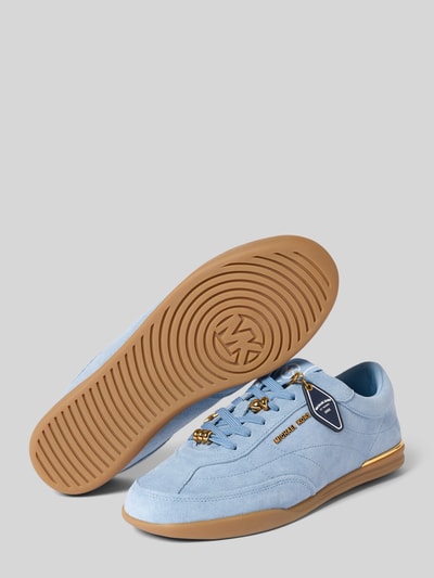 Produktfoto, Sneaker aus Leder mit Zierperlen Modell 'NOLAN LACE UP' von MICHAEL Michael Kors, hellblau, runde Form, goldene Details, beige strukturierte Sohle, Label-Schriftzug, Damensneaker mit Schnürung und Perlendekor, Absatzhöhe 2 cm, Schafthöhe 6 cm, Schaftweite 9 cm.