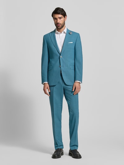 Männermodel trägt Slim Fit 2-Knopf-Sakko aus Viskose-Mix von Carl Gross in Türkis mit Strukturmuster, floraler Zier-Applikation, Ganzkörperansicht von vorne.