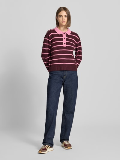 Kobiece model nosi sweter z dzianiny z mieszanki materiałów z bawełną, luźny krój, kołnierzyk polo, prążkowane wykończenia, Model 'RUBY' od JJXX, długość tyłu w rozmiarze S: 48 cm, długość rękawów w rozmiarze S: 59 cm, widok całej sylwetki z przodu.