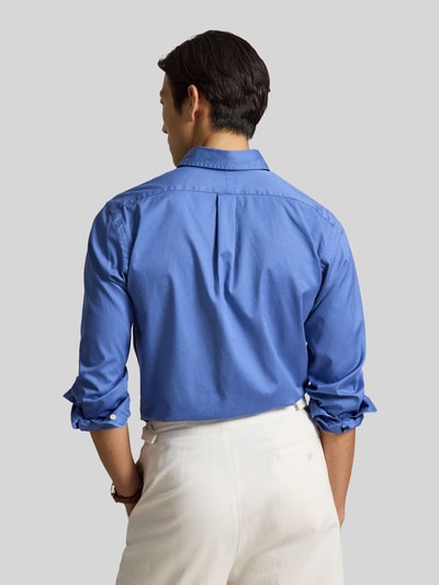 Männermodel trägt Regular Fit Freizeithemd aus reiner Baumwolle von Polo Ralph Lauren in Blau, Optik: Unifarben, Twill, Ganzkörperansicht Rückansicht