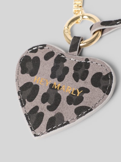 Productfoto, sleutelhanger met all-over dierenprint Model 'Heart' van Hey Marly met logodetail en karabijnhaak, damesaccessoire