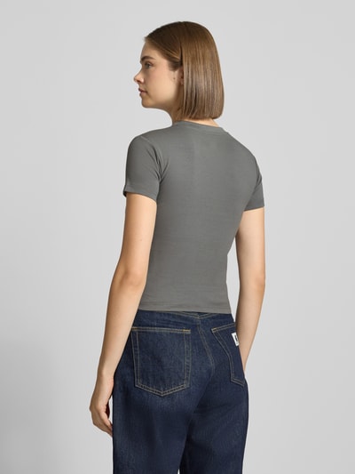 Frauenmodel trägt Slim Fit T-Shirt mit Motiv-Print von DAISY STREET aus mieszanka bawełny, okrągły dekolt, z krótkim rękawem, długość tyłu w rozmiarze S: 46 cm, szary, prosta tekstura, Ganzkörperansicht Rückansicht.