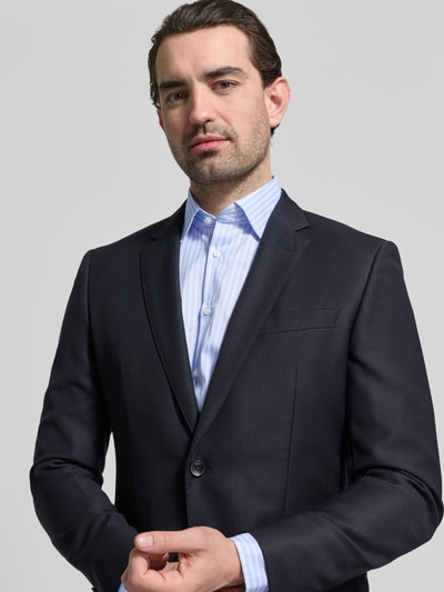 Männermodel trägt Slim Fit Businesshemd mit Kentkragen von Jake*s, hellblau-weiß gestreift, elastischer Mix, Nahaufnahme Oberkörper.