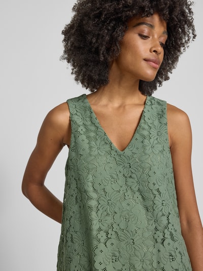 Frauenmodel trägt Regular Fit Trägertop aus Baumwoll-Mix Modell 'HONEY' von Vero Moda, Optik: Unifarben, Spitzen-Muster, V-Ausschnitt, breite Träger, Materialverarbeitung: Spitze, Ganzkörperansicht von vorne.
