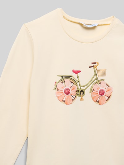 Mädchen trägt Langarmshirt mit Rundhalsausschnitt von Mayoral, Baumwollmischung, gerader Schnitt, langärmlig, Nahaufnahme Oberkörper.