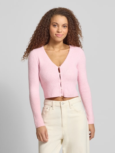 Frauenmodel trägt Regular Fit Strickjacke mit Perl-Optik-Knöpfen Modell 'RICA LIFE' von ONLY, Optik: Unifarben, Rippstrick, V-Ausschnitt, Langarm, Knopfleiste, Nahaufnahme Oberkörper.