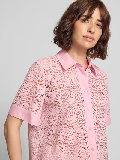 Frauenmodel trägt Regular Fit Bluse aus Spitze Modell 'Blandine' von JOOP! in Rosa, Material-Mix mit Viskose-Anteil, Nahaufnahme Oberkörper.
