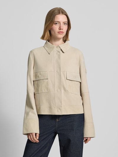 Frauenmodel trägt Lederjacke mit Pattentaschen Modell 'Era' von Peuterey in Beige, gerader Schnitt, Kentkragen, Nahaufnahme Oberkörper.