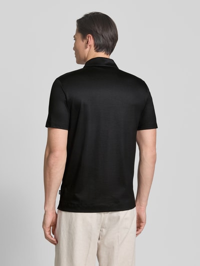 Männermodel trägt Regular Fit Poloshirt aus Lyocell-Baumwoll-Mix Modell 'H-PARAS 50' von BOSS, Optik: Unifarben, Ganzkörperansicht Rückansicht.