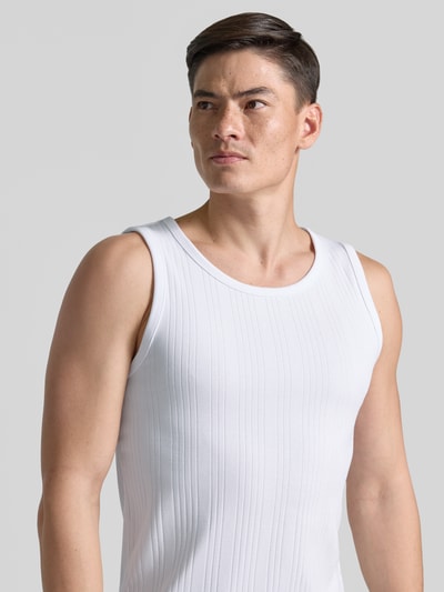 Männermodel trägt Regular Fit Tank Top aus Baumwoll-Mix Modell 'ANDRE' von SELECTED HOME, weiß, breite Träger, gestreifte Struktur, Nahaufnahme Oberkörper.