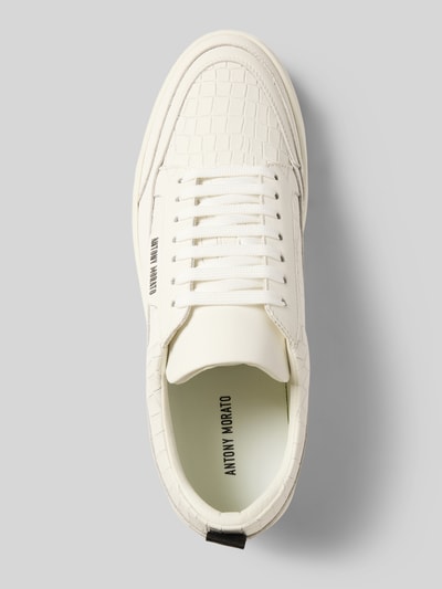 Productfoto, heren sneakers van echt leer met afgeronde punt, vetersluiting, labeldetail, model 'FLINT ANIMAL' van Antony Morato, hakhoogte maat 44: 4 cm, schachthoogte: 8 cm, schachtbreedte: 7 cm, wit met reliëfstructuur