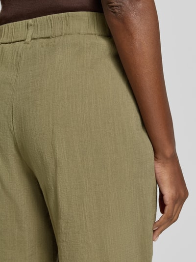Frauenmodel trägt Comfort Fit Shorts aus Baumwoll-Leinen-Mix Modell 'CAIA' von Vero Moda, Optik: Unifarben, Materialverarbeitung: Flammgarn, Detailaufnahme Rückansicht.