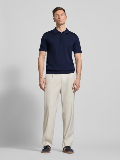 Männermodel trägt Regular Fit Poloshirt aus reiner Wolle Modell 'TRAY' von Selected Homme, Optik: Unifarben, Strick, Ganzkörperansicht von vorne.