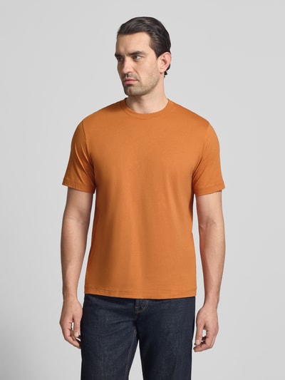 Mężczyznamodel nosi T-Shirt mit Rundhalsausschnitt von Schiesser, bawełna, krój regular fit, kolor pomarańczowy, widok całej sylwetki z przodu, długość tyłu 70 cm w rozmiarze 50.