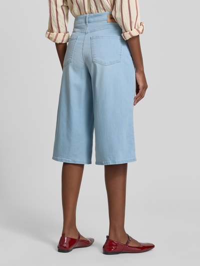 Frauenmodel trägt Bermudas im 5-Pocket-Design Modell 'Liv' von Angels in hellem Blau, aus Baumwoll-Mix mit Stretch, Ganzkörperansicht Rückansicht.