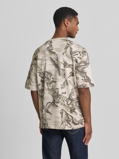 Männermodel trägt Regular Fit T-shirt uit puur katoen model 'TE-BARB' van BOSS Orange met all-over camouflagemotief, labelpatch, ronde hals, korte mouw, jerseylook, rugaanzicht