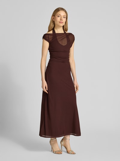 Frauenmodel trägt Midikleid in Layering-Optik von Forever New in Braun, gerader Schnitt, Neckholder, mit Raffungen, Ganzkörperansicht von vorne.