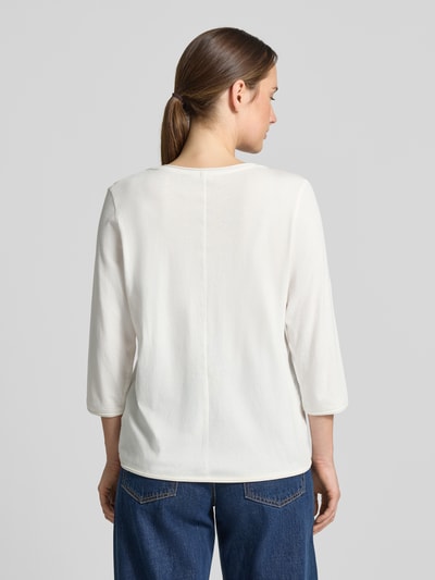 Vrouwenmodel draagt wit Regular Fit 3/4-shirt uit puur katoen van s.Oliver RED LABEL, blauwe jeans, volledige achteraanzicht.