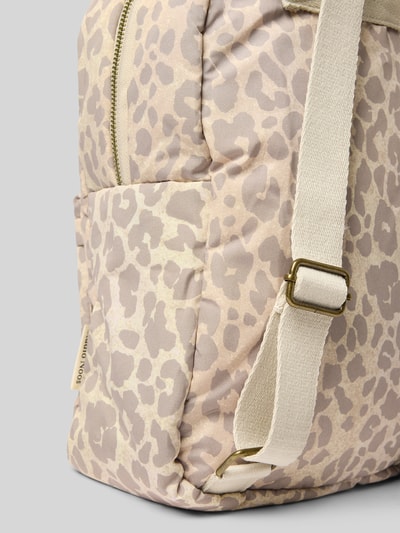 Produktfoto, Rucksack im Allover-Look Modell 'Puffy Midi Backpack' von STUDIO NOOS, beżowy nadruk na całej powierzchni, detal z logo, złote okucia, główna przegroda z zamkiem błyskawicznym, uchwyt, szerokość w rozmiarze 1: 33 cm, długość w rozmiarze 1: 35 cm, głębokość w rozmiarze 1: 12 cm, długość paska na ramię w rozmiarze 1: 56 cm