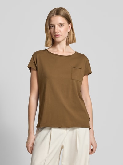 Kobiece modelka nosi damski t-shirt Regular Fit T-Shirt aus reiner Baumwolle od s.Oliver RED LABEL, efekt: jednolity kolor, dekolt w łódkę, krótki rękaw, wykończenie materiału: dżersej, materiał: czysta bawełna, widok na całą sylwetkę z przodu.