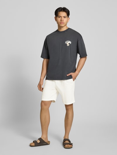 REVIEW Straight Fit Shorts mit Gesäßtasche Offwhite 1