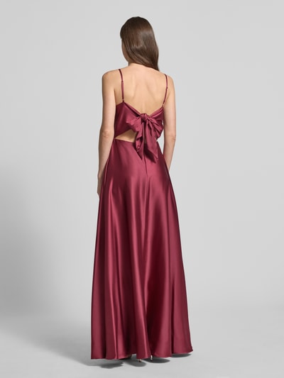 Frauenmodel trägt Abendkleid aus Satin mit Cut-Out auf der Rückseite von Laona in Dunkelrot, leichte A-Linie, Zierschleife, Ganzkörperansicht Rückansicht.