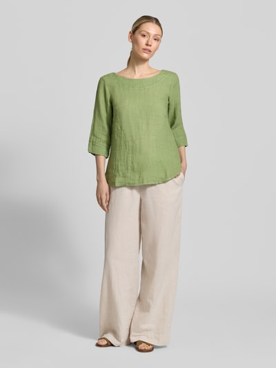 Frauenmodel trägt Regular Fit Leinenbluse mit 3/4-Arm Modell 'La44ura' von ZABAIONE, Grün, lockerer Schnitt, Ganzkörperansicht von vorne.
