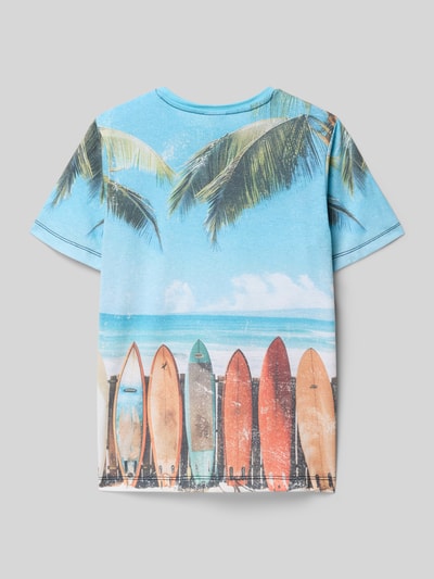 Junge trägt Regular Fit T-Shirt mit Baumwoll-Anteil von s.Oliver RED LABEL, Optik:Allover-Muster, Rundhals, Ganzkörperansicht Rückansicht.