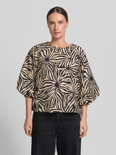 Frauenmodel trägt Regular Fit Bluse aus Viskose-Mix im Allover-Look von Christian Berg Woman in Beige und Schwarz mit Rundhalsausschnitt, 3/4-Arm, Rückenlänge bei Größe 36: 56 cm, Ärmellänge bei Größe 36: 45 cm, Ganzkörperansicht von vorne.