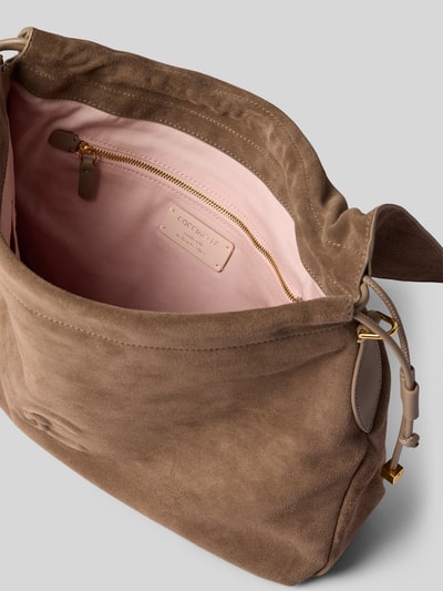 Produktfoto, Crossbody Bag mit Logo-Detail Modell 'Lidia' von Coccinelle aus beigefarbenem Wildleder mit rosafarbenem Innenfutter und Reißverschluss, abnehmbare Schulterriemen, Damen Crossbody Bag mit Überschlag, Innenfach, detailreiche Nahaufnahme.