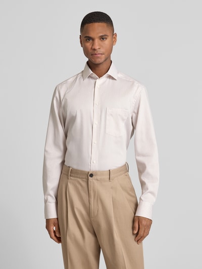 Männermodel trägt Regular Fit Businesshemd aus reiner Baumwolle mit Kentkragen von OLYMP, hell gestreift, Langarm, Ganzkörperansicht von vorne.