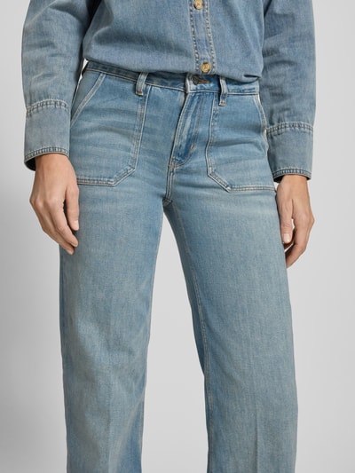 Vrouwenmodel draagt Jeans met steekzakken model 'Carie' van Someday in lichtblauw katoenmix met stretch, recht model, detailopname heup.