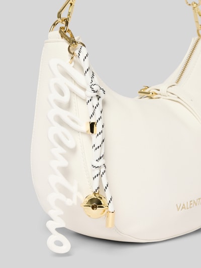 Produktfoto, Shoulder Bag in Leder-Optik Modell 'RYTA' von VALENTINO BAGS in Weiß mit goldener Logo-Applikation und abnehmbarem Schulterriemen, sichtbare feine Struktur, detailreiche Nahaufnahme Vorderseite